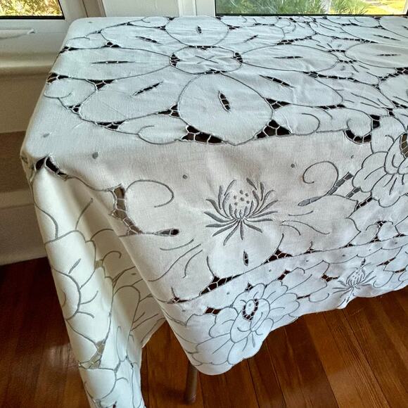 Vintage White Floral Cutwork Tablecloth Rectangle 63 x 48 - Picture 12 of 16